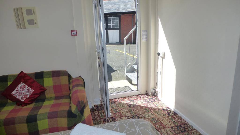 Whitehall Guest House Colwyn Bay Exterior foto
